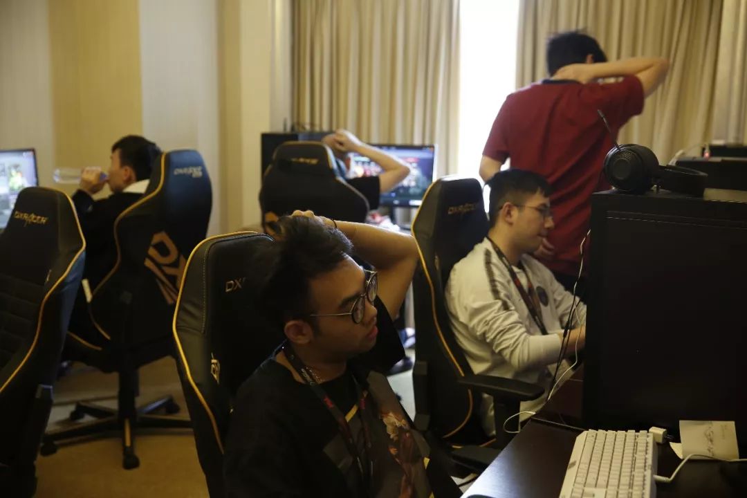 OMG官宣：队内AD选手离队，上调二队中单Linfeng